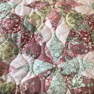 Queen quilt with 2 shams